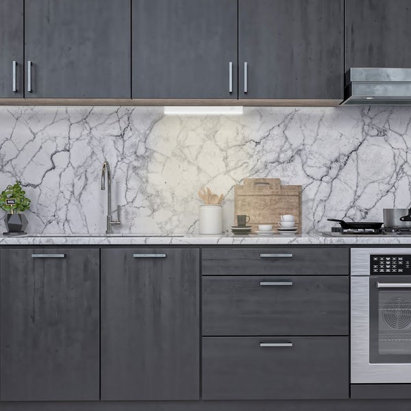 Küchenansicht mit Spüle, Kochfeld und Schränken