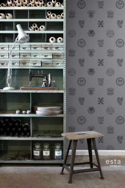 Vintage-Szene mit Regal, Nähmaschine, Hocker und Tapete mit College-Motiven