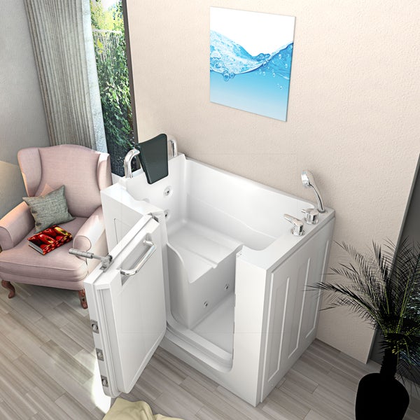 Begehbare Badewanne mit offener Tür in einem hellen Badezimmer