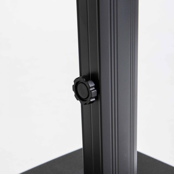 Detailansicht eines Sonnenschirm-Gestells mit Kurbel und Schiebegriff zur Einstellung von Höhe und Neigung.