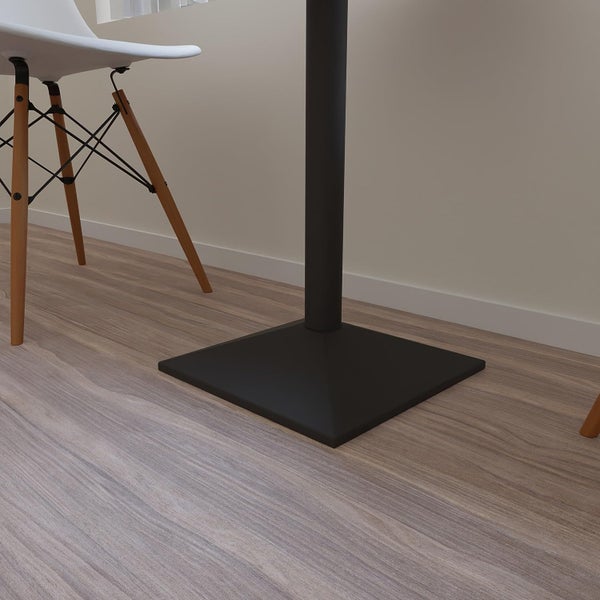 Quadratischer Tischfuß aus Metall für Stehtische oder Esstische auf einem Holzboden mit modernem Stuhl.