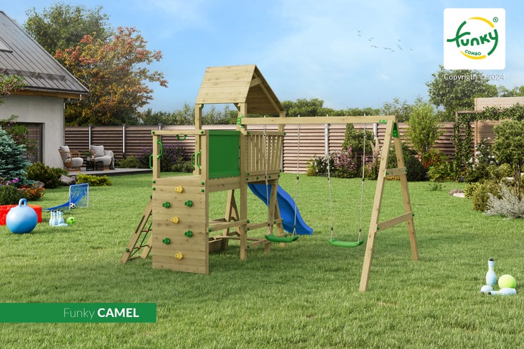 Spielturm Funky Camel aus Holz mit Dach, Kletterwand, blauer Rutsche und zwei grünen Schaukeln auf einer Rasenfläche im Garten.