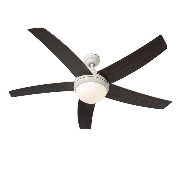 Deckenventilator mit fünf dunklen Flügeln in Holzoptik und integrierter Leuchte mit weißem Gehäuse.