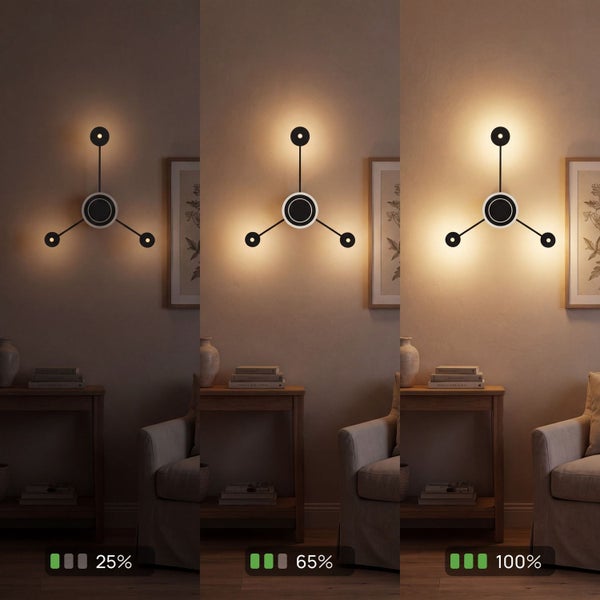 Moderne Wandleuchte mit drei Armen in einem Wohnzimmer, dargestellt in drei Dimmstufen: 25 Prozent, 65 Prozent und 100 Prozent Helligkeit.