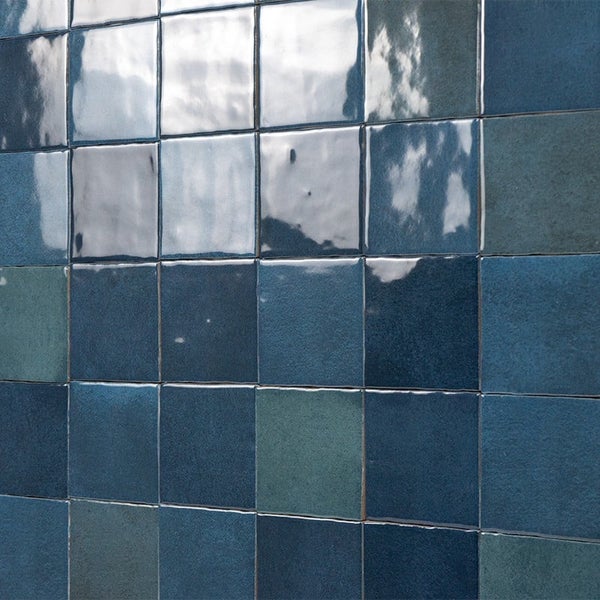 Quadratische Wandfliesen mit glänzender Oberfläche in verschiedenen Blau- und Grüntönen zur Wandgestaltung