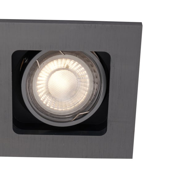 Quadratischer LED Einbaustrahler aus gebürstetem Metall in Dunkelgrau mit warmweißem Licht.