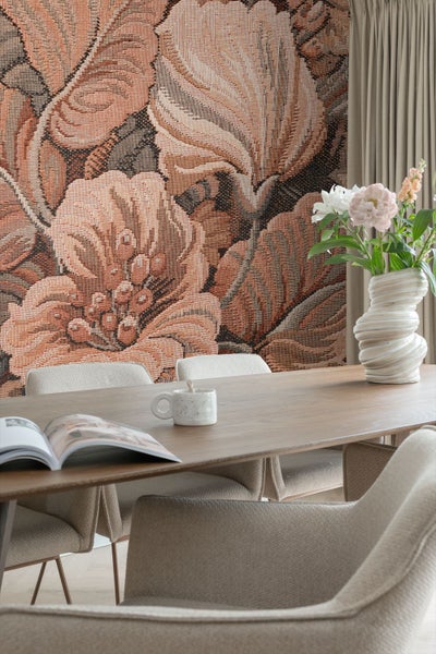 Esszimmer mit Holztisch, Stühlen und floraler Tapete