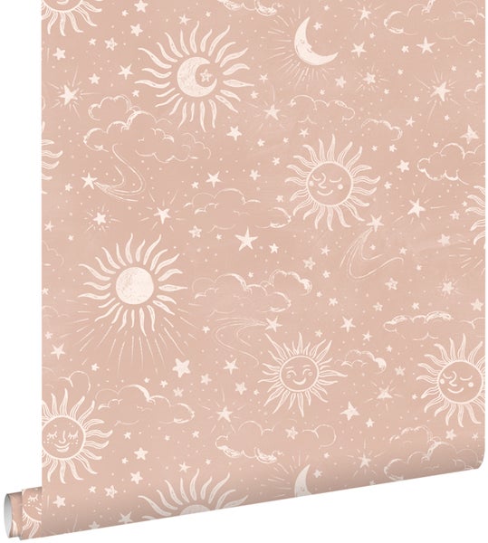 Vliestapete mit handgezeichneten Motiven von Sonnen, Monden, Sternen und Wolken.