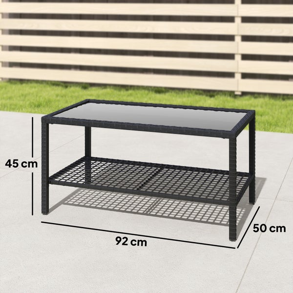 Schwarzer Polyrattan-Gartentisch mit Glasplatte und Ablage, Maße 92 Zentimeter Länge, 50 Zentimeter Breite, 45 Zentimeter Höhe.