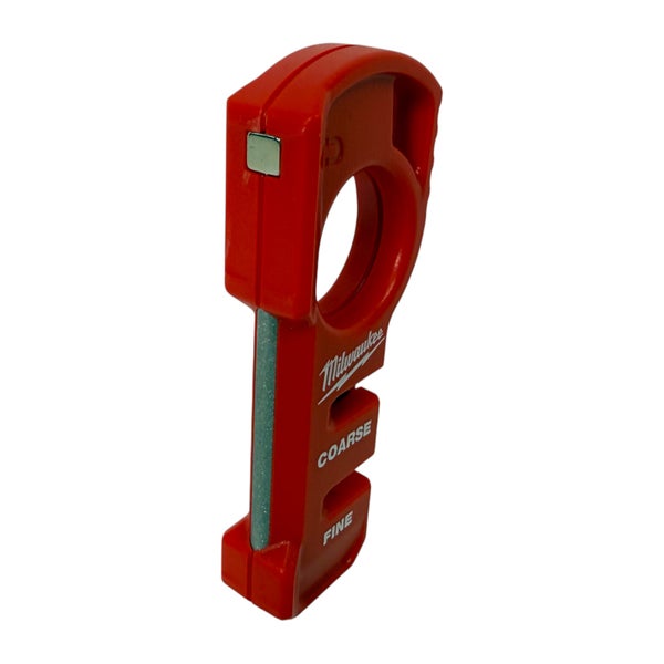 Milwaukee Hand-Messerschärfer mit grober und feiner Schleiffläche und Fingerschutz.