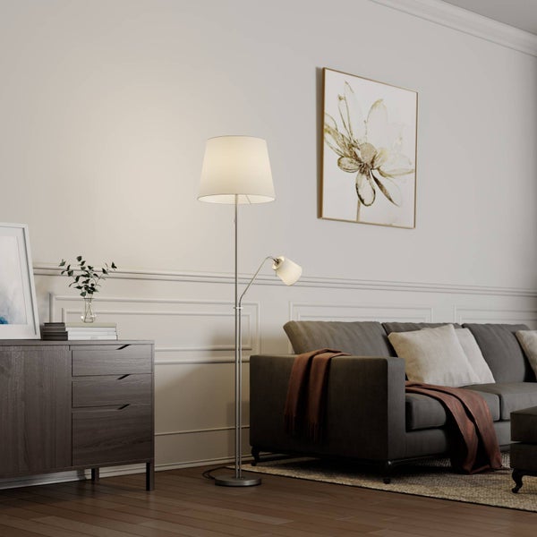 Wohnzimmer mit Stehlampe, Kommode, Sofa und Dekorationen für eine helle und organisierte Atmosphäre.