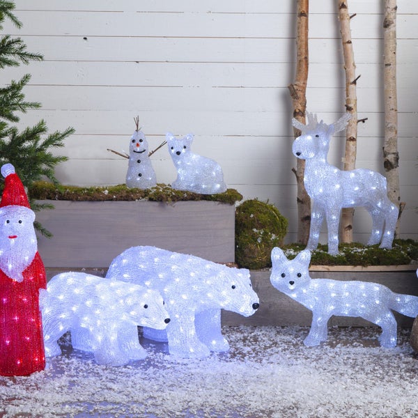 Dekorative Szene mit beleuchteten Metallringen und einer Schale mit Pflanzen auf einem Tisch
