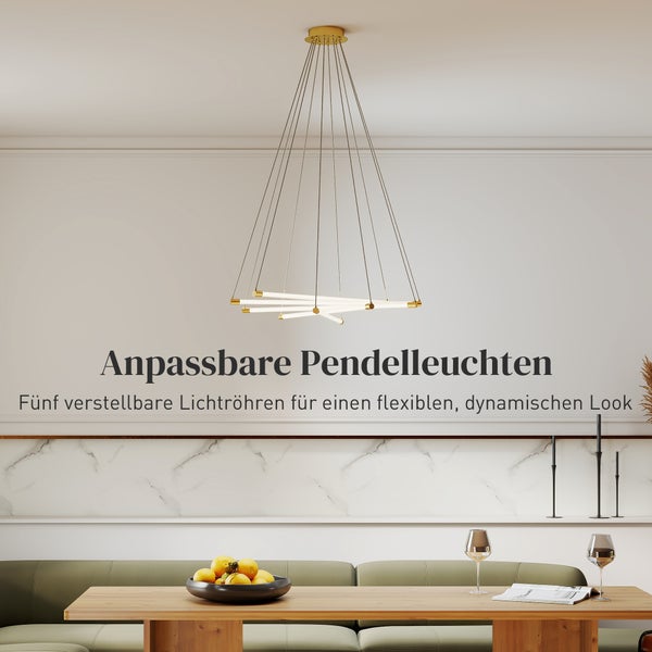 Helles, modernes Wohnzimmer mit einer goldenen LED-Pendelleuchte. Die Kabel sind höhenverstellbar von 0,4 Meter bis 1 Meter.