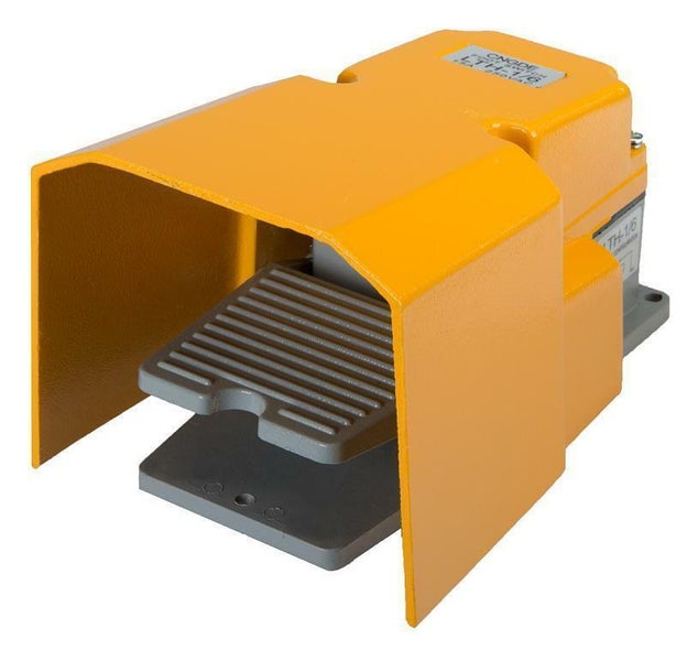 Fußschalter zur Steuerung von Maschinen und Geräten