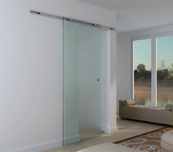 Detailansicht einer Glaswand mit Holzsockel und Bodenleiste