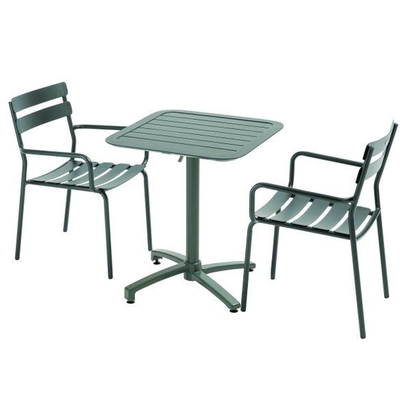 Dunkelgrünes Gartenmöbel-Set aus Metall bestehend aus einem klappbaren Lattentisch und einem Stuhl mit Armlehnen.