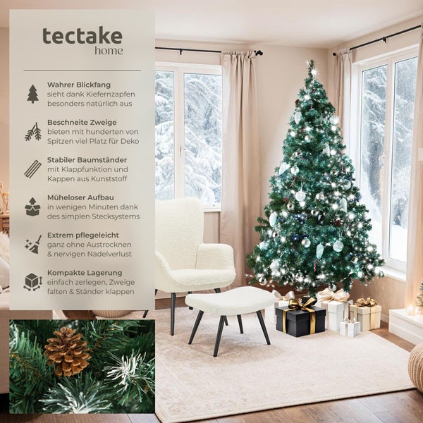 Weihnachtsbaum mit Kiefernzapfen und Beleuchtung im Wohnzimmer mit Sessel und Geschenken.