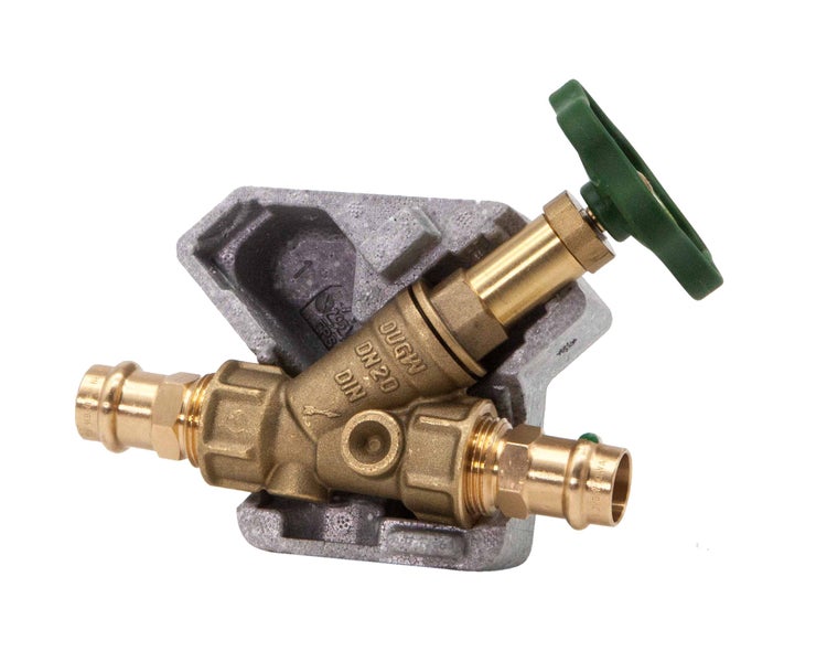 Freistromventil aus Messing mit Dämmschale, Nennweite 20, Pressanschluss und grünem Handrad.