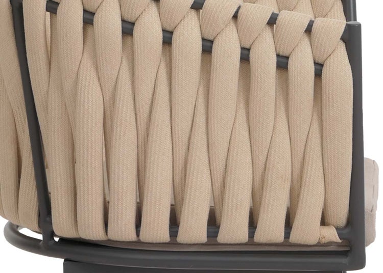 Detailansicht eines Gartenstuhls mit geflochtener Rückenlehne