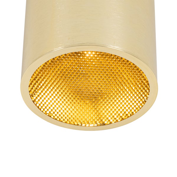 Nahaufnahme einer goldfarbenen Deckenleuchte mit wabenförmigem Diffusor