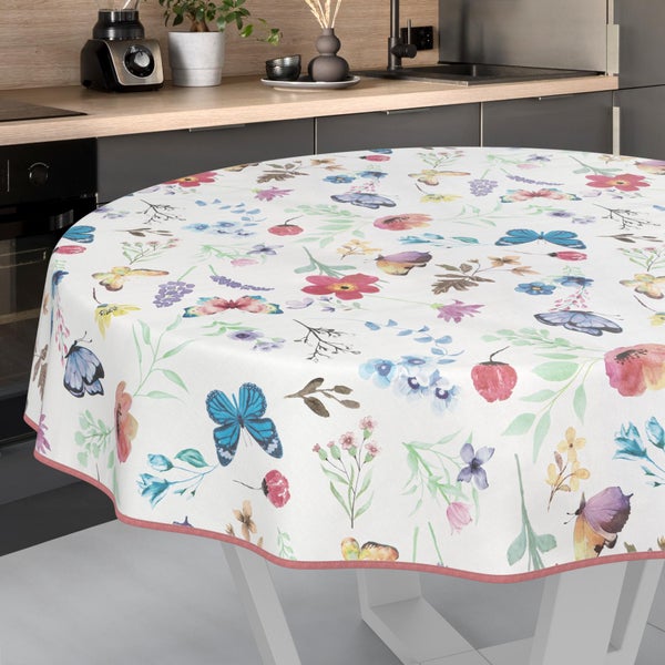 Runde Tischdecke mit buntem Blumen- und Schmetterlingsmuster auf weißem Grund, mit rosafarbenem Saum.