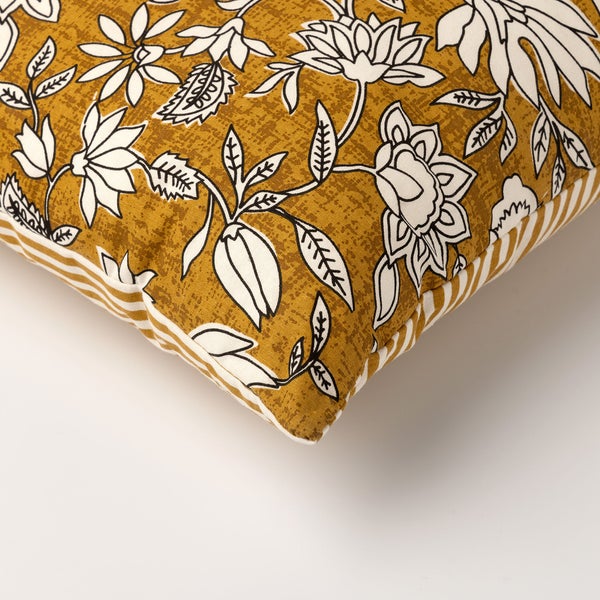 Dekokissen mit floralem Muster