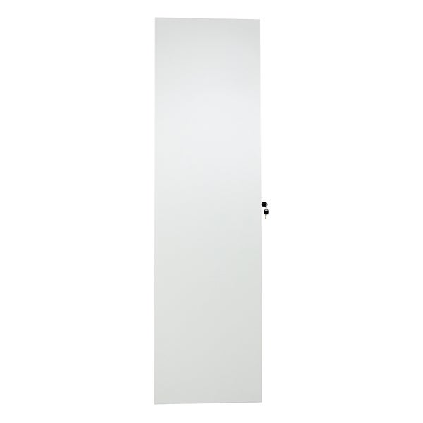 Weiße, hohe Schranktür aus Metall mit Schloss und steckenden Schlüsseln.