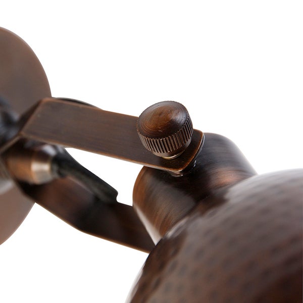 Detailaufnahme einer bronzefarbenen Leuchte mit Einstellknopf