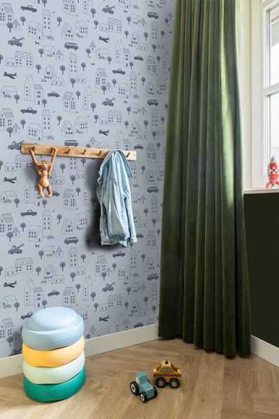 Kinderzimmer mit gemusterter Tapete, Garderobe und Spielzeug