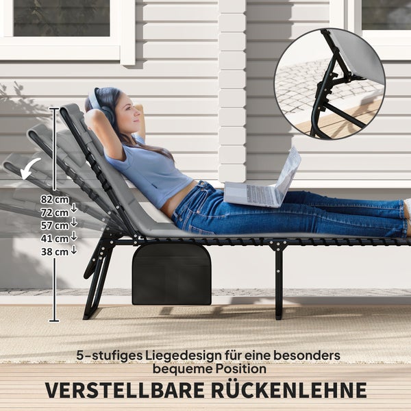 Zusammengeklappte Gartenliege an einer Wand lehnend mit Trageriemen für platzsparende Lagerung und einfachen Transport auf einer Terrasse.