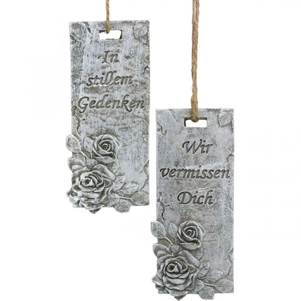 Zwei Grabschilder aus Stein mit Rosendekor und den Inschriften 'In stillem Gedenken' und 'Wir vermissen Dich'