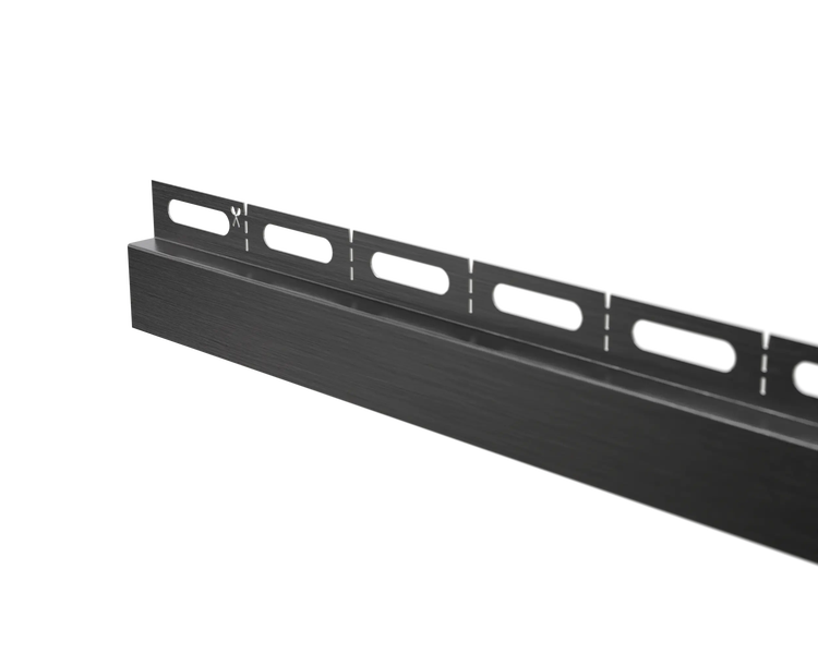 Anthrazitfarbenes Starterprofil aus Metall für Fassadenverkleidungen mit gelochtem Befestigungsschenkel.