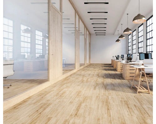 Heller Büroraum mit modernem Bodenbelag in Holzoptik, Glaswänden mit Holzrahmen, Schreibtischen und industrieller Beleuchtung.