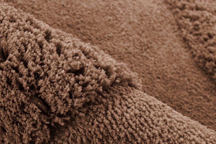 Strukturaufnahme eines hochflorigen Teppichs mit weicher Textur