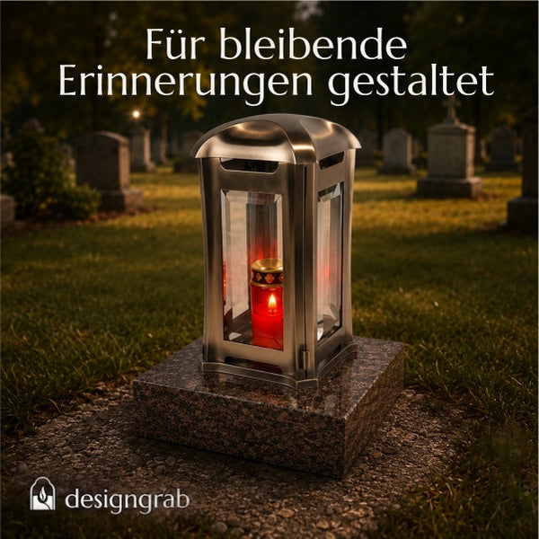 Eine metallene Grablaterne mit Grabkerze auf einem Granitsockel in einer Friedhofsumgebung.