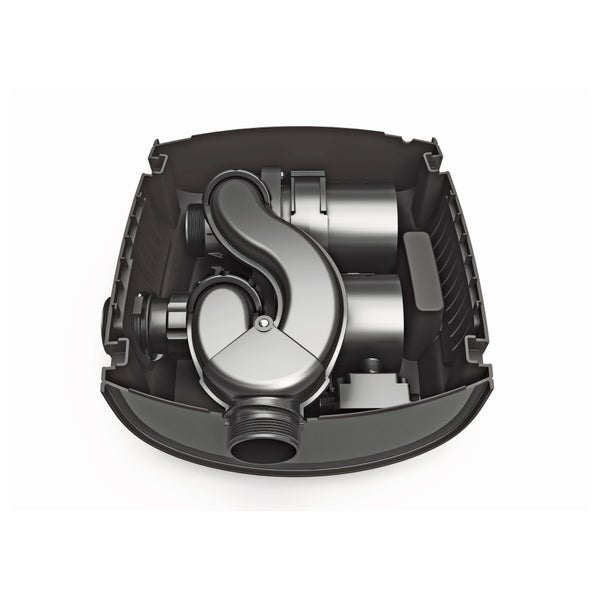 Innenansicht einer Kleinhebeanlage mit S-förmiger Rohrführung und Motorkomponenten in einem dunklen Gehäuse.