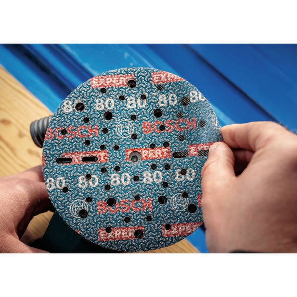 Bosch Schleifscheibe mit Körnung 80 wird auf einen Schleifer montiert