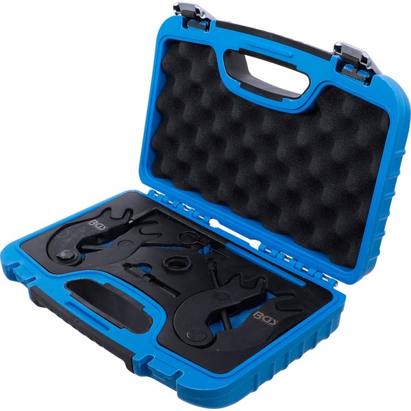 Offener blauer Werkzeugkoffer mit schwarzem Werkzeugsortiment