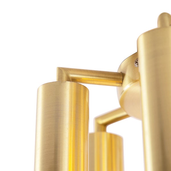 Detailaufnahme einer goldenen Deckenleuchte