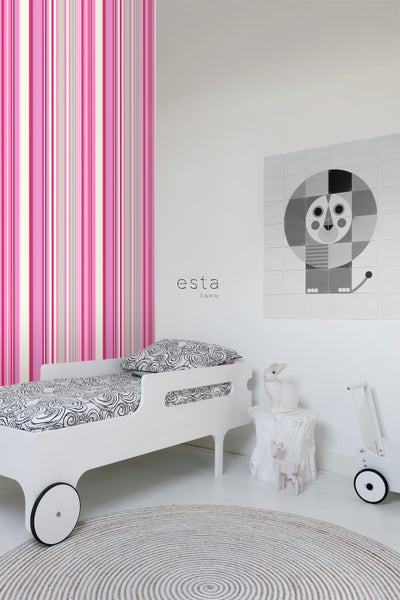 Kinderzimmer mit gestreifter Tapete, Kinderbett, rundem Teppich und Wandbild