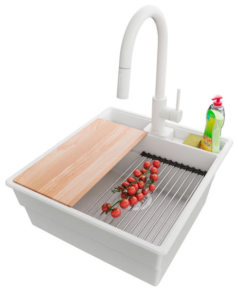 Spüle mit Armatur, Schneidebrett, Abtropfgitter und Spülmittel