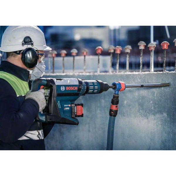 Bauarbeiter bohrt mit einem Bosch Bohrhammer ein Loch in eine Betonwand