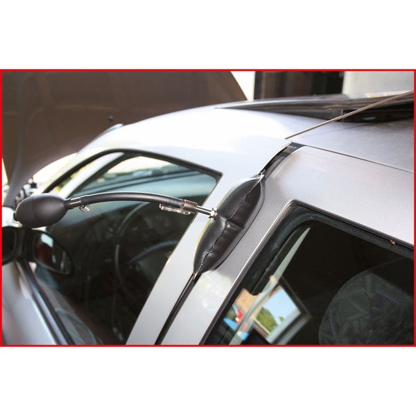 Luftkissen zum Öffnen einer Autotür am Auto