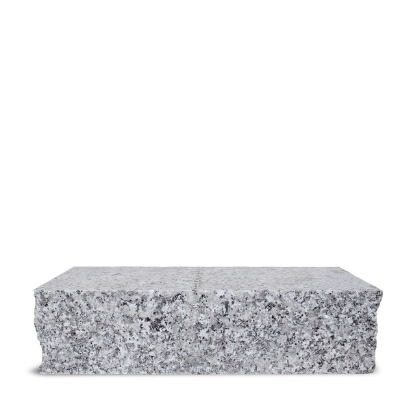 Rechteckiger Block aus Granit mit bruchrauer Oberfläche und glatter Oberseite für Stufen oder Gartenmauern.