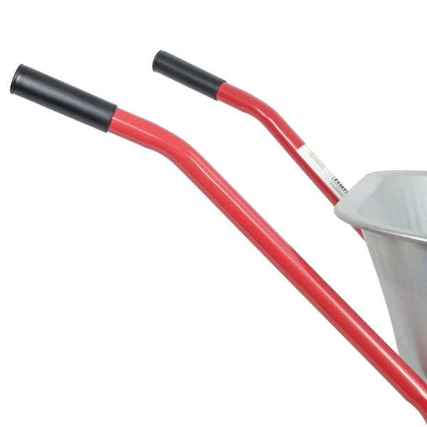 Detailansicht einer Schubkarre mit roten Griffen und einer Mulde aus Metall