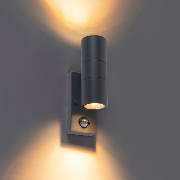 Zylindrische Außenwandleuchte in Anthrazit mit Bewegungsmelder und Licht nach oben und unten.