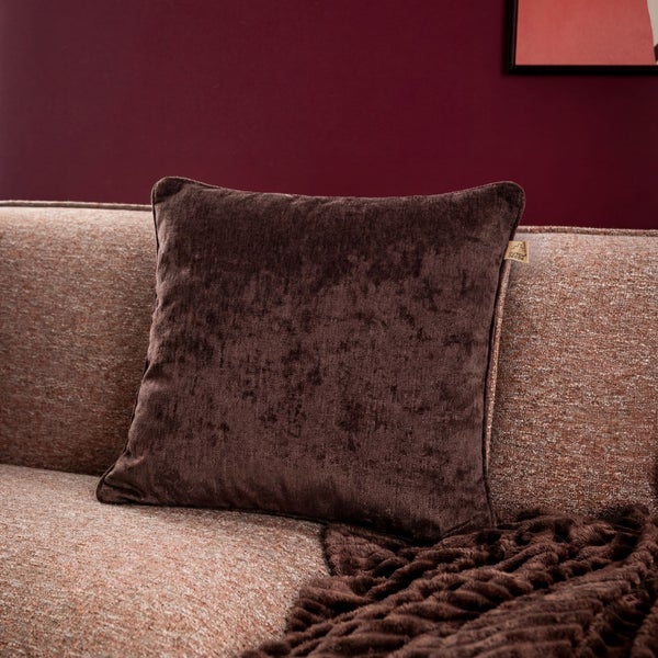 Dekokissen aus Samt auf einem Sofa