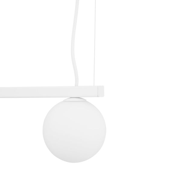 Moderne Pendelleuchte mit horizontaler Stange und kugelförmigem Schirm aus mattiertem Glas.