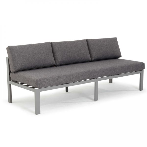 Dreisitzer-Gartensofa mit Metallgestell und grauen Polsterauflagen.