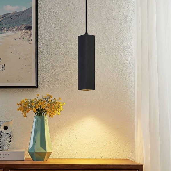 Illustration verschiedener Objekte, die mit Planen abgedeckt sind: Steinhaufen, Boot, Motorrad, Grill, Zelt, Paar beim Campen.